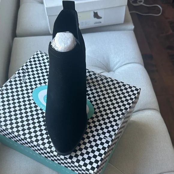 Soda Black Suede-Look Ankle Boot with Block Heel - Picture 3 of 3